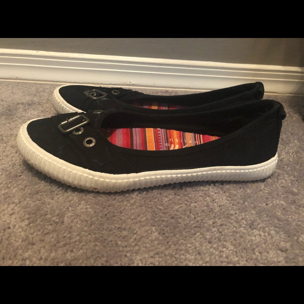 Black flat sneakers